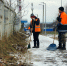 Прошлогодние листья и сор убрали коммунальщики на улице Строителей - Regions.Ru