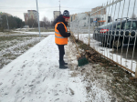 Прошлогодние листья и сор убрали коммунальщики на улице Строителей