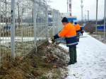 Прошлогодние листья и сор убрали коммунальщики на улице Строителей