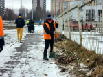 Прошлогодние листья и сор убрали коммунальщики на улице Строителей