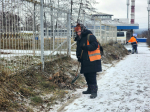 Прошлогодние листья и сор убрали коммунальщики на улице Строителей