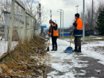 Прошлогодние листья и сор убрали коммунальщики на улице Строителей