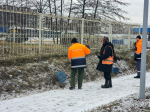 Прошлогодние листья и сор убрали коммунальщики на улице Строителей