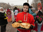 Блинами и пловом угощались пущинцы на праздновании Масленицы