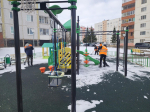 Коммунальщики очистили детские площадки в микрорайоне «Д» от грязи и наледи