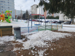 Коммунальщики очистили детские площадки в микрорайоне «Д» от грязи и наледи