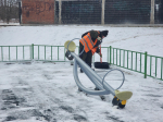 Коммунальщики очистили детские площадки в микрорайоне «Д» от грязи и наледи