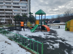 Коммунальщики очистили детские площадки в микрорайоне «Д» от грязи и наледи