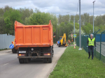 Грузовик старых шин вывезли из Коммунального проезда в Пущине